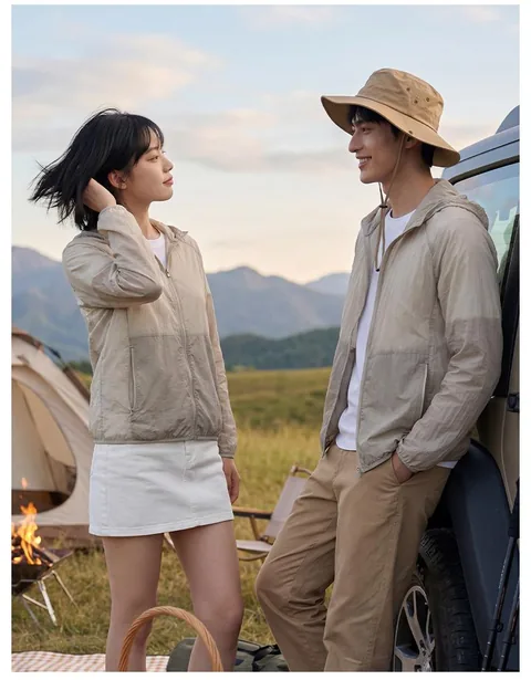 山野中的男女休闲穿搭