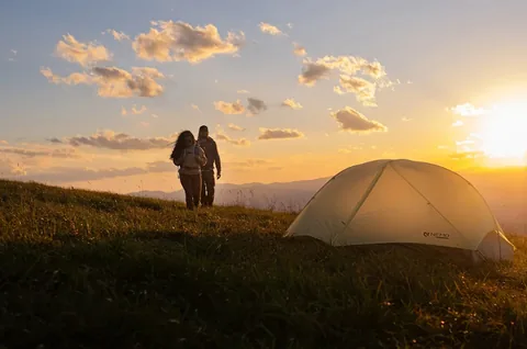 夕阳下的帐篷与户外场景