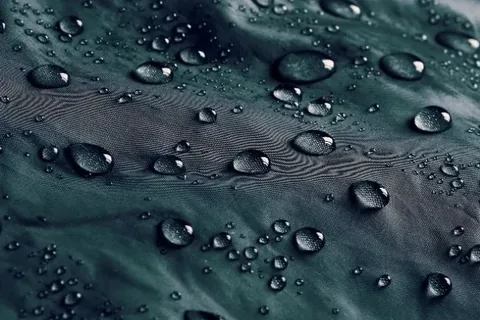 水珠在防泼水面料表面聚集